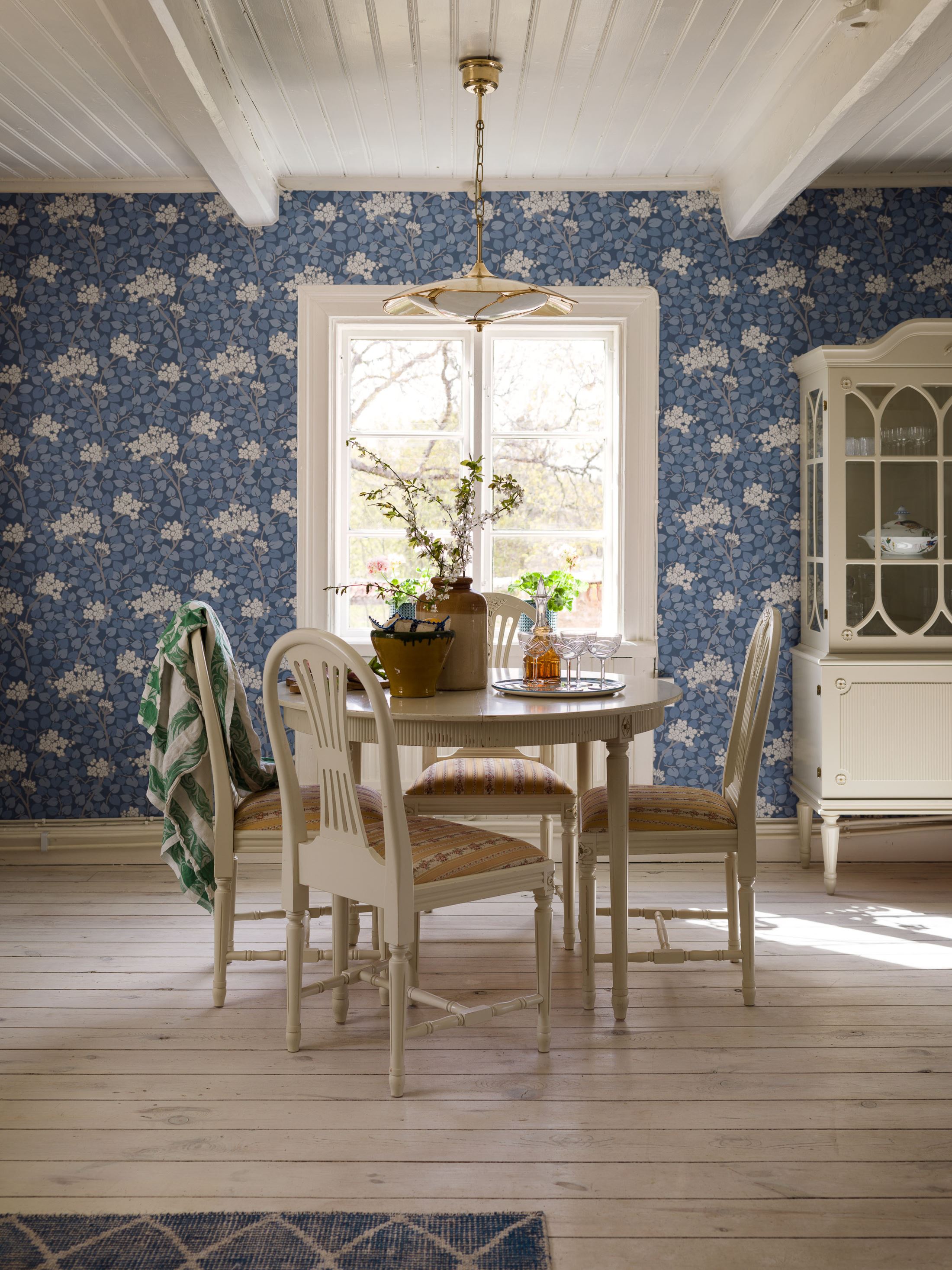 Punaisen talon kaunis keittiö ja makuuhuone